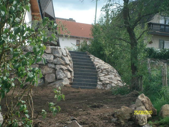 Trockenmauer aus Naturstein